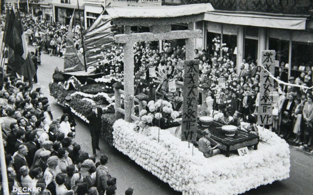 SAUMUR 1959 Défilé fleuri