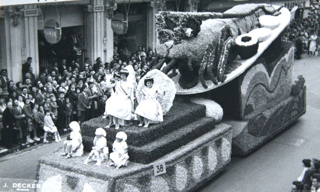 SAUMUR 1959 Défilé fleuri