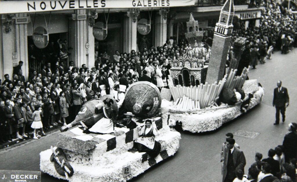 SAUMUR 1959 Défilé fleuri