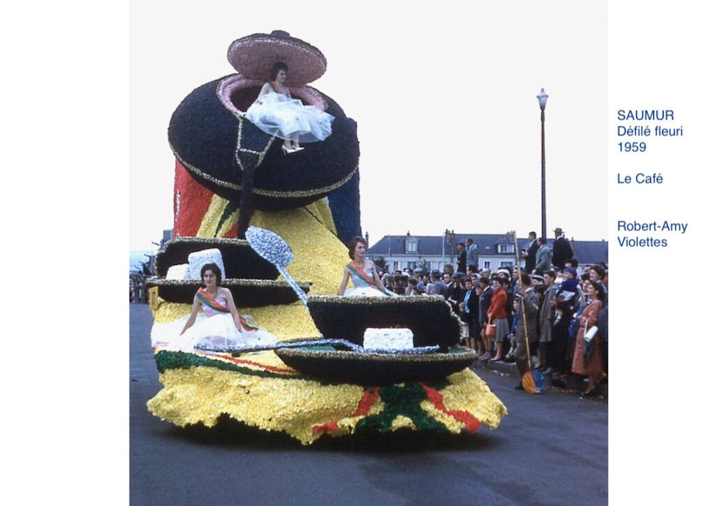 SAUMUR 1959 Défilé fleuri