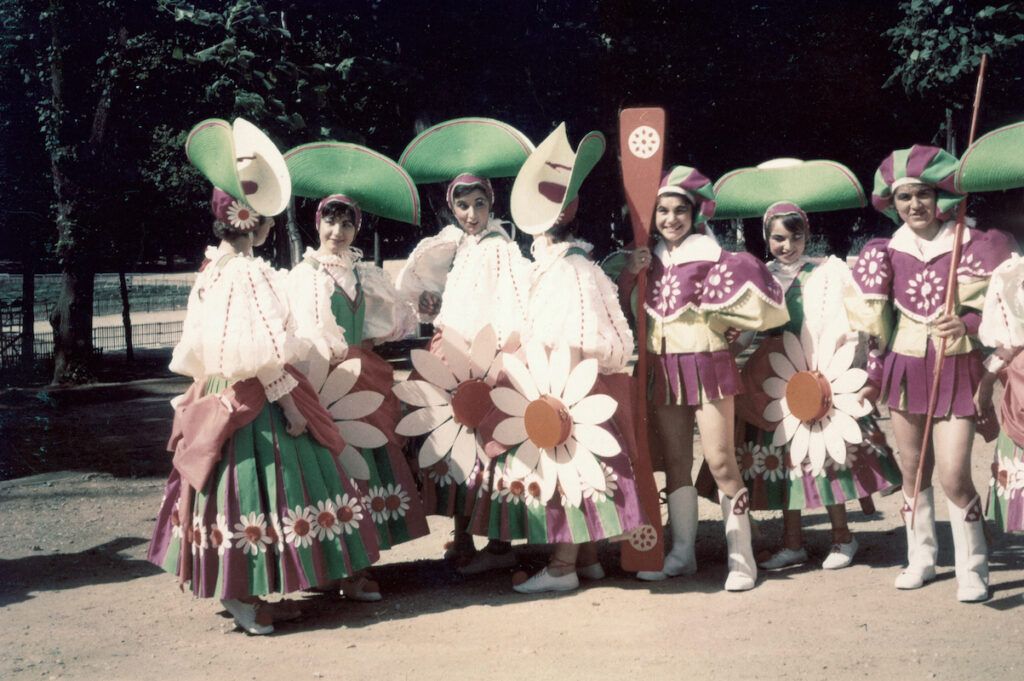 Saumur mémoires de Fêtes - Défilé fleuri 1965.