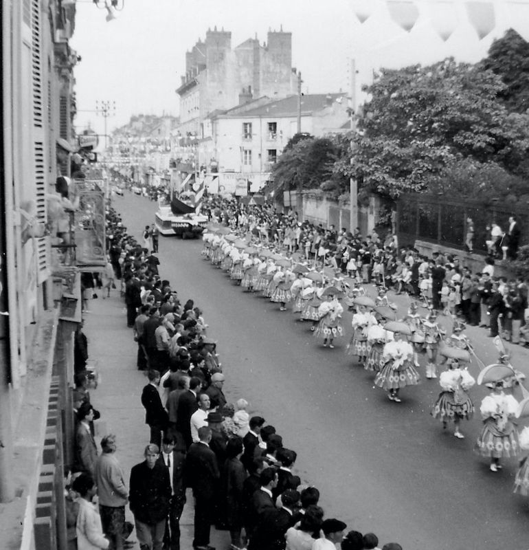 Saumur mémoires de Fêtes - Défilé fleuri 1965.