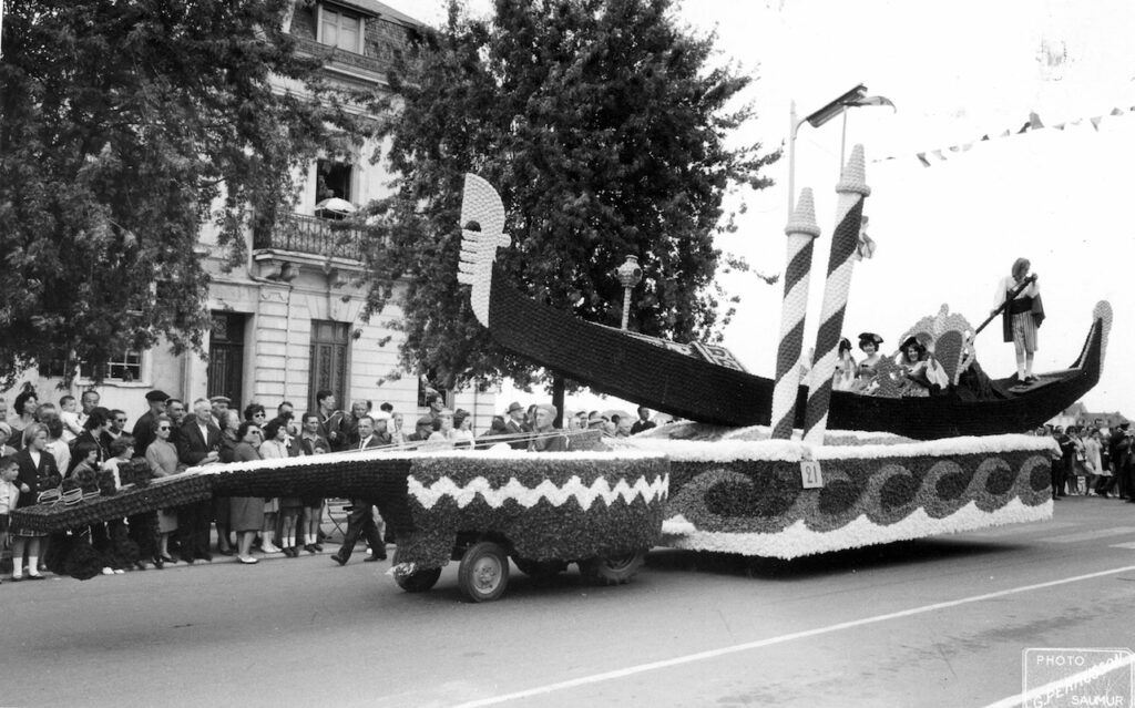 Saumur mémoires de Fêtes - Défilé fleuri 1965.