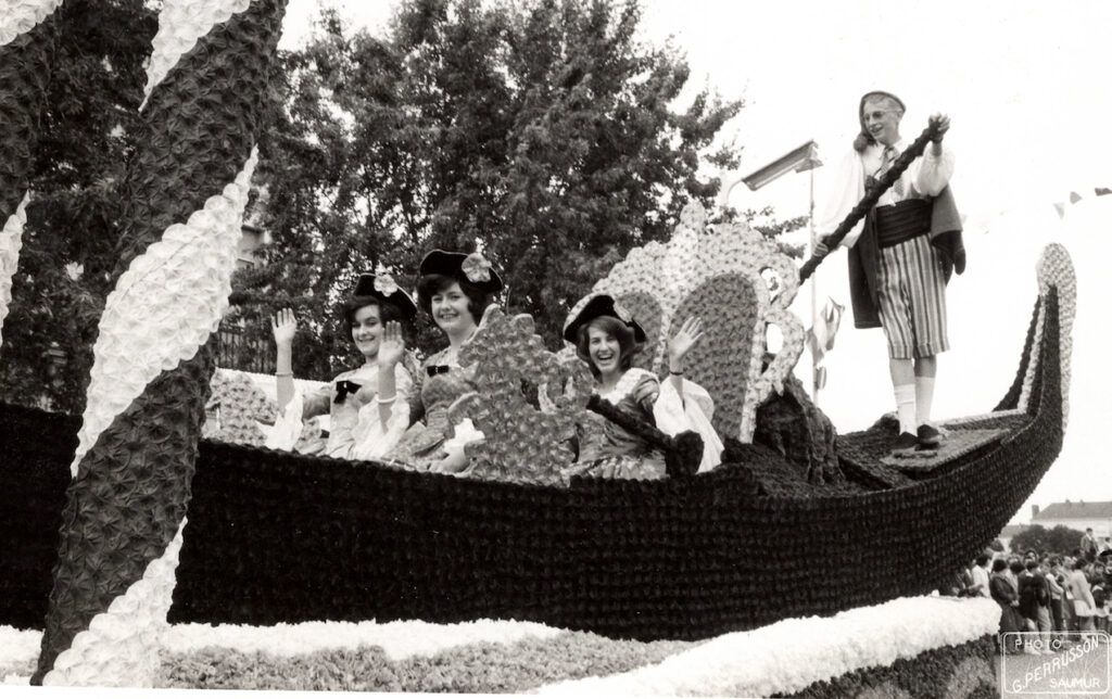 Saumur mémoires de Fêtes - Défilé fleuri 1965.