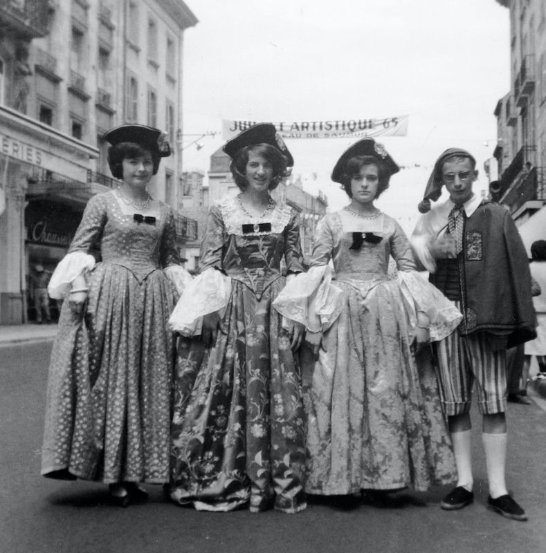 Saumur mémoires de Fêtes - Défilé fleuri 1965.