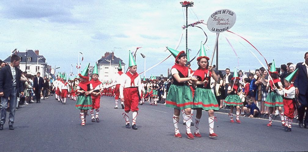 Saumur mémoires de Fêtes - Défilé fleuri 1965.