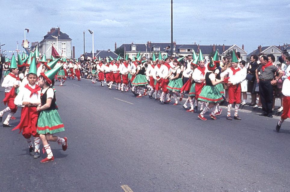 Saumur mémoires de Fêtes - Défilé fleuri 1965.