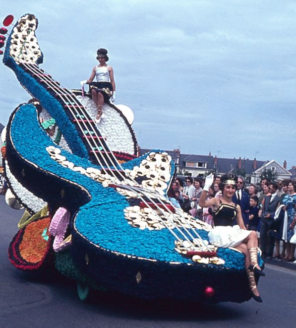 Saumur mémoires de Fêtes - Défilé fleuri 1965.