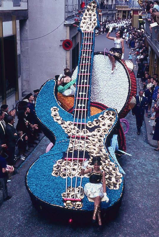 Saumur mémoires de Fêtes - Défilé fleuri 1965.