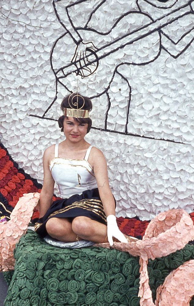 Saumur mémoires de Fêtes - Défilé fleuri 1965.