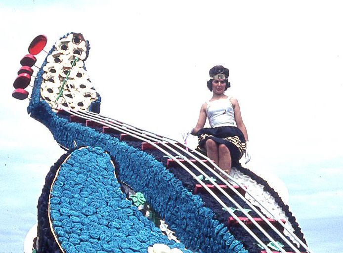 Saumur mémoires de Fêtes - Défilé fleuri 1965.