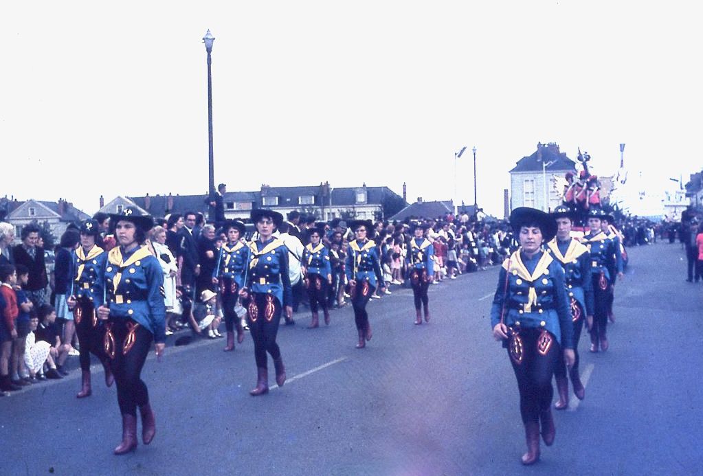 Saumur mémoires de Fêtes - Défilé fleuri 1965.