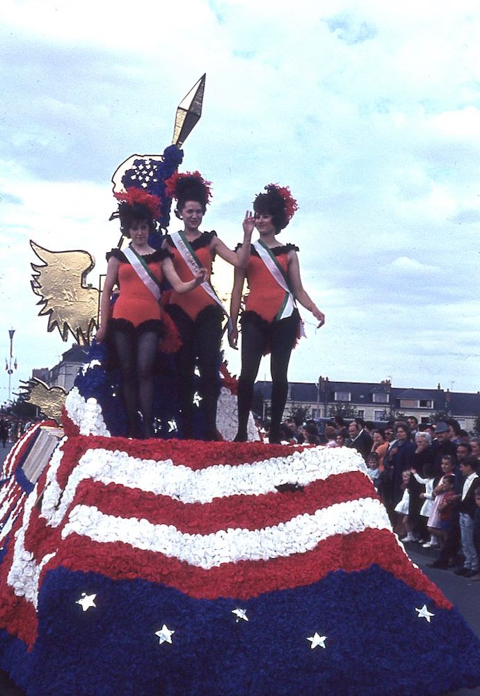 Saumur mémoires de Fêtes - Défilé fleuri 1965.