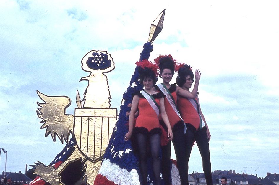 Saumur mémoires de Fêtes - Défilé fleuri 1965.