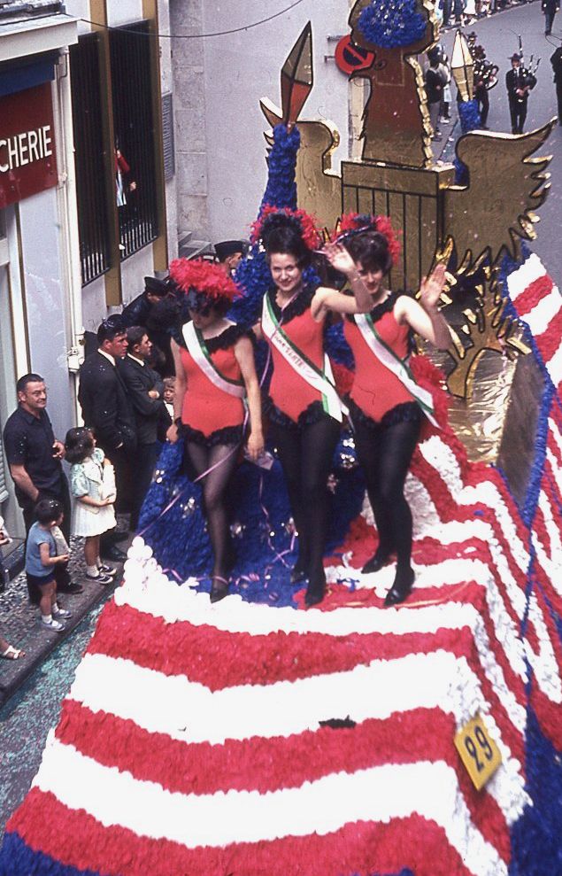 Saumur mémoires de Fêtes - Défilé fleuri 1965.