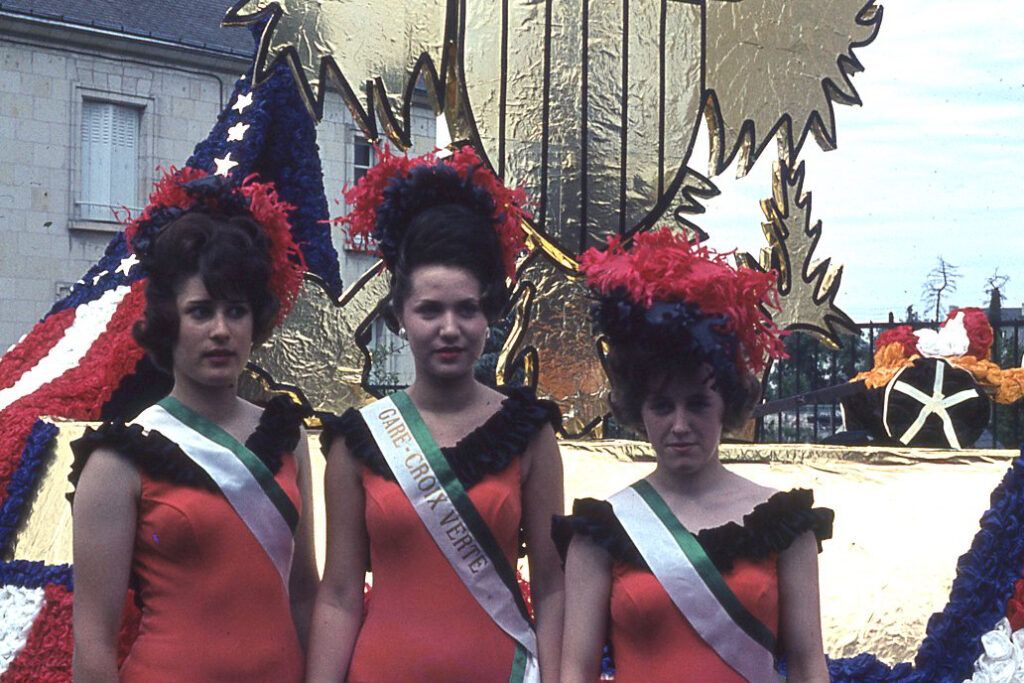 Saumur mémoires de Fêtes - Défilé fleuri 1965.