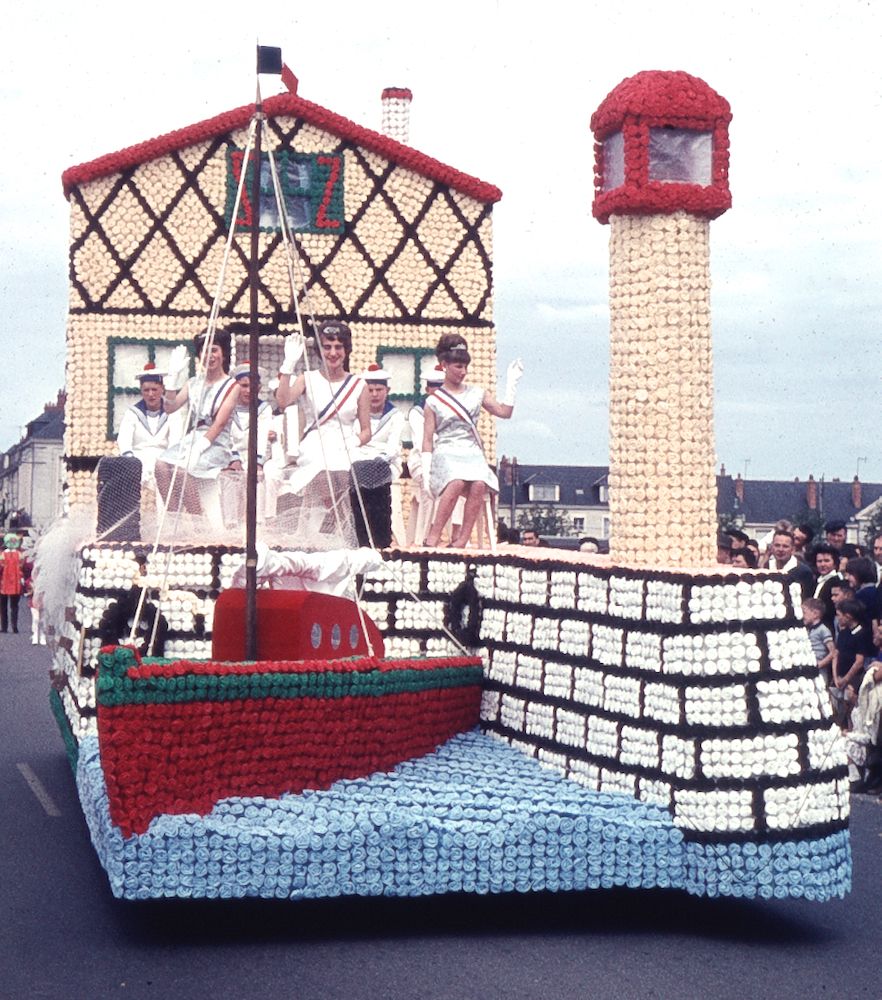 Saumur mémoires de Fêtes - Défilé fleuri 1965.