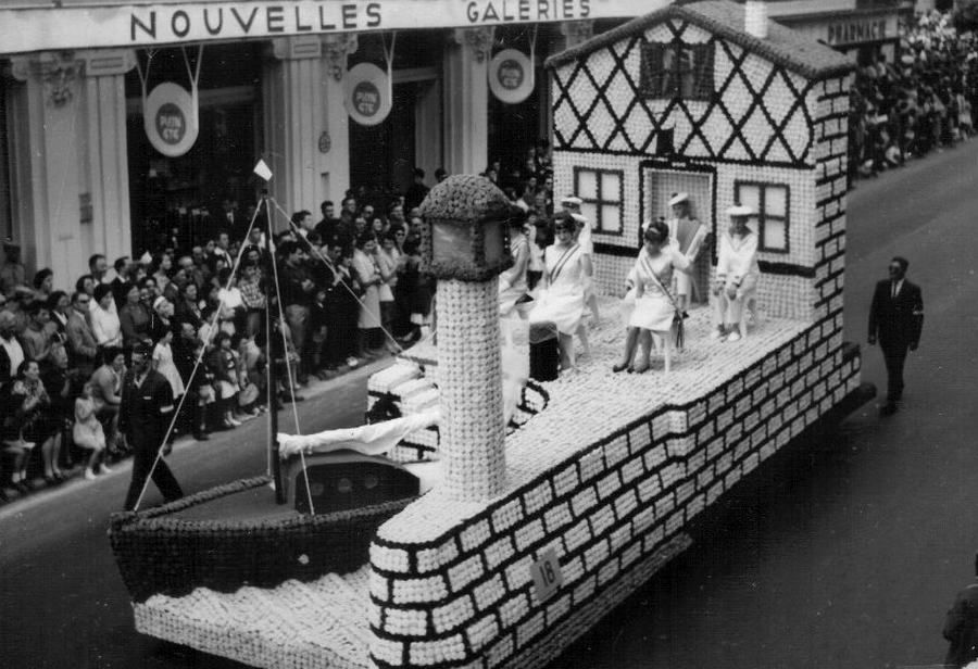 Saumur mémoires de Fêtes - Défilé fleuri 1965.