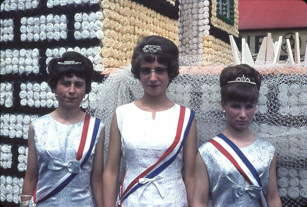 Saumur mémoires de Fêtes - Défilé fleuri 1965.