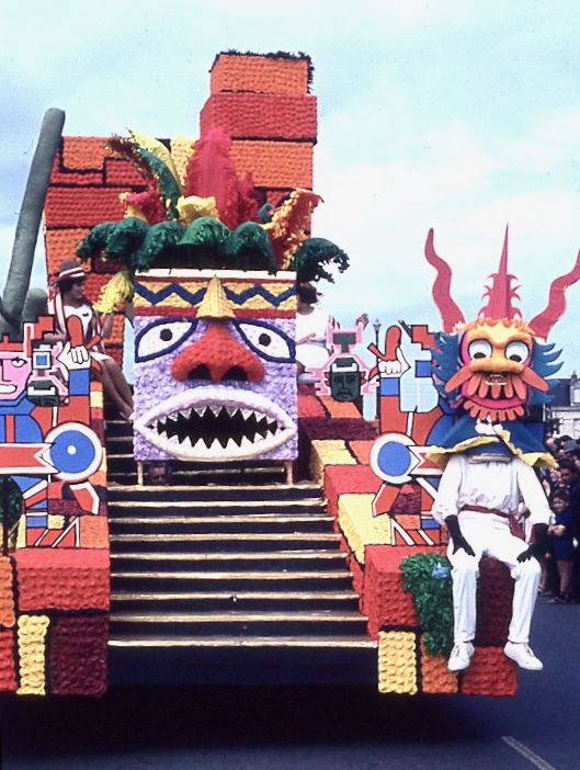 Saumur mémoires de Fêtes - Défilé fleuri 1965.