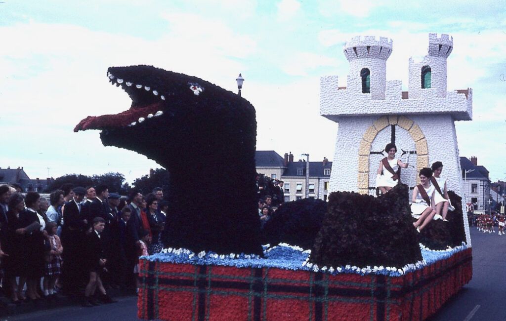 Saumur mémoires de Fêtes - Défilé fleuri 1965.