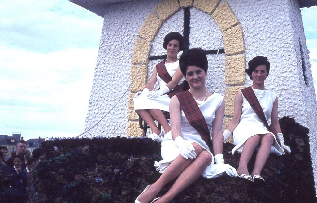 Saumur mémoires de Fêtes - Défilé fleuri 1965.