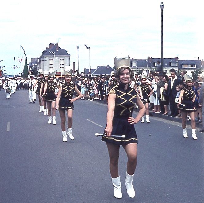 Saumur mémoires de Fêtes - Défilé fleuri 1965.