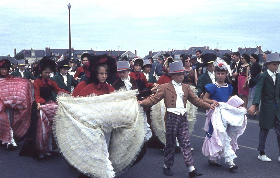 Saumur mémoires de Fêtes - Défilé fleuri 1965.