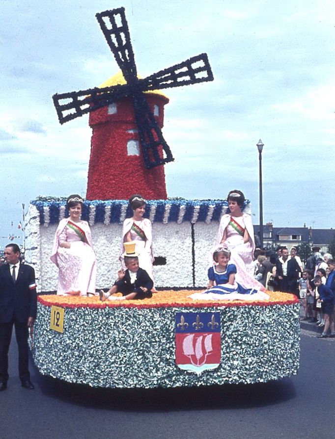 Saumur mémoires de Fêtes - Défilé fleuri 1965.