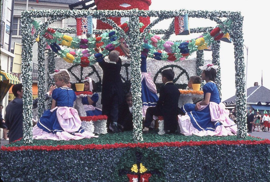 Saumur mémoires de Fêtes - Défilé fleuri 1965.