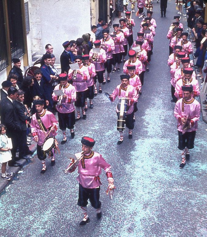 Saumur mémoires de Fêtes - Défilé fleuri 1965.