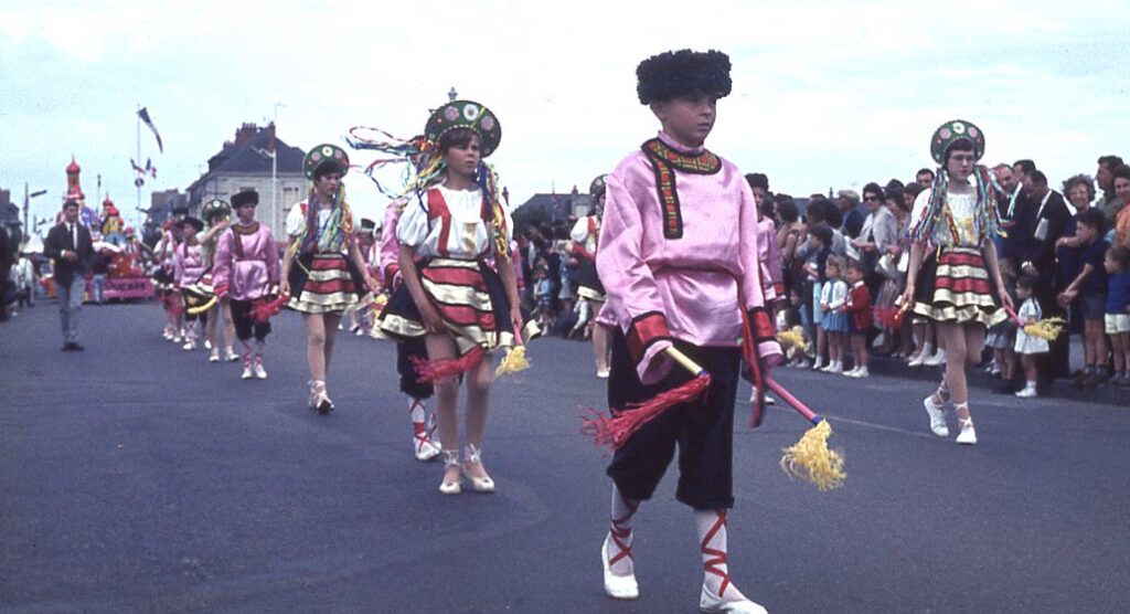 Saumur mémoires de Fêtes - Défilé fleuri 1965.