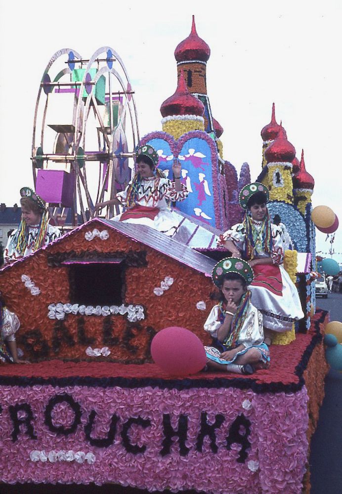 Saumur mémoires de Fêtes - Défilé fleuri 1965.