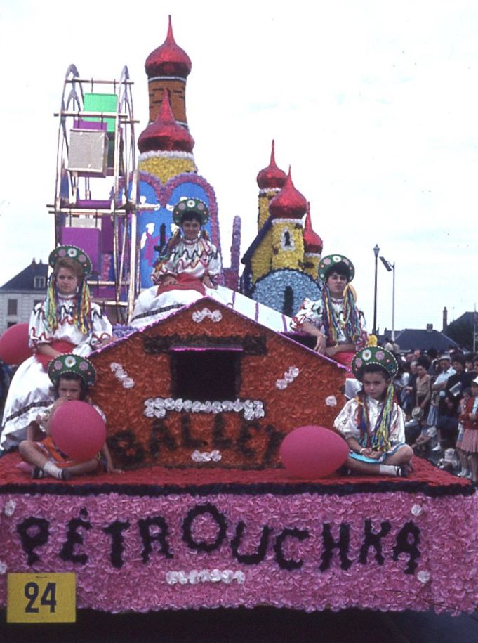 Saumur mémoires de Fêtes - Défilé fleuri 1965.