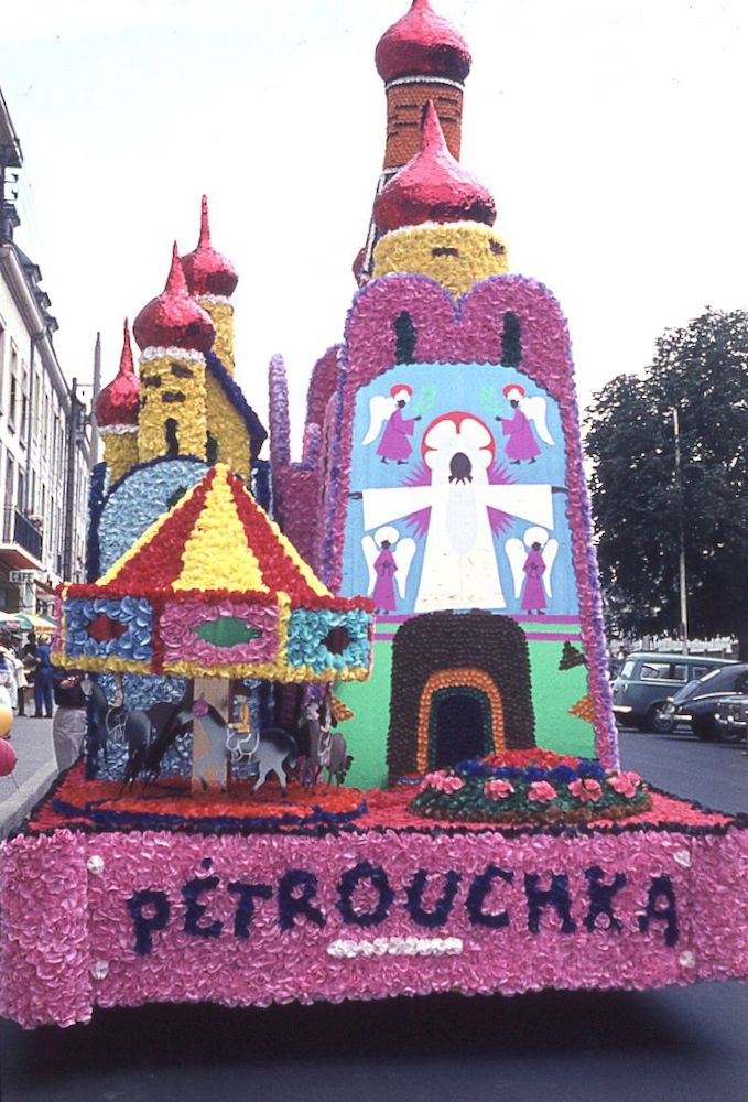 Saumur mémoires de Fêtes - Défilé fleuri 1965.