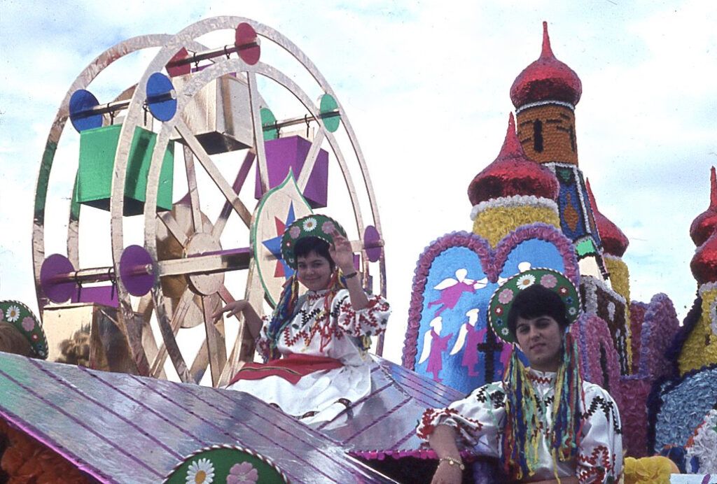 Saumur mémoires de Fêtes - Défilé fleuri 1965.