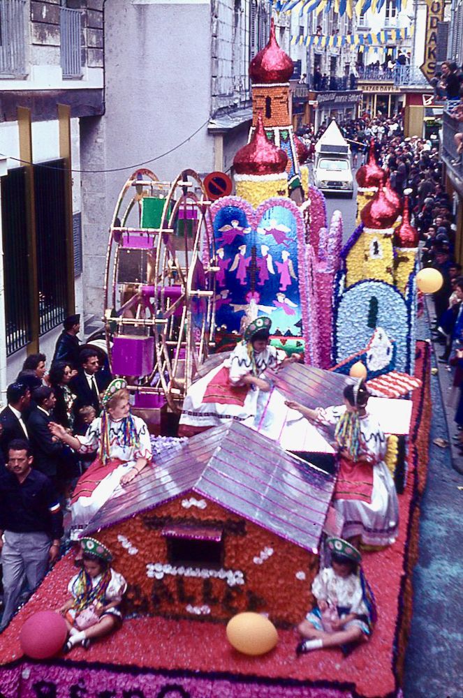 Saumur mémoires de Fêtes - Défilé fleuri 1965.