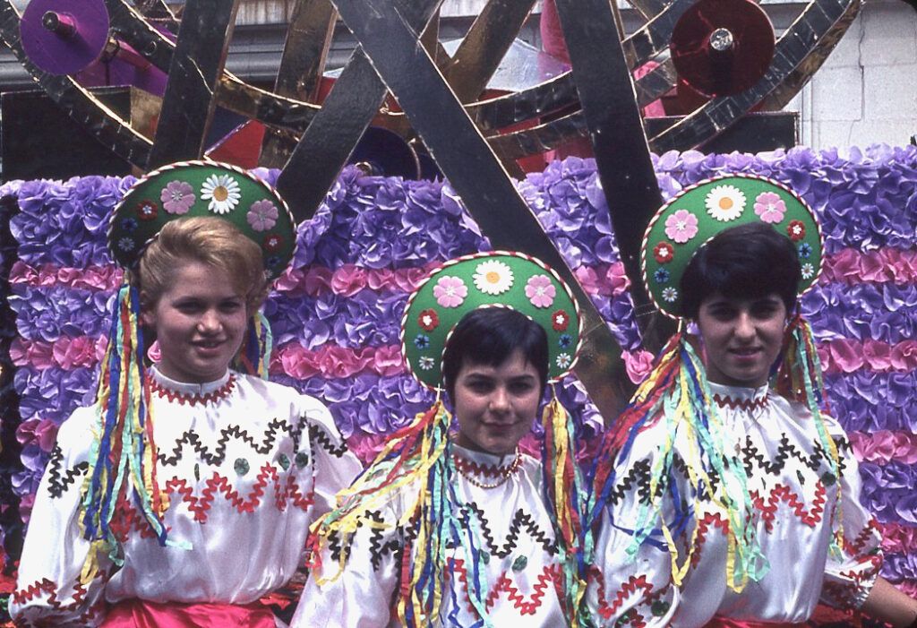 Saumur mémoires de Fêtes - Défilé fleuri 1965.