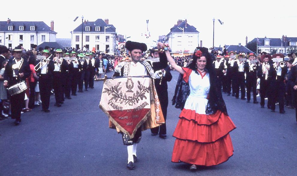 Saumur mémoires de Fêtes - Défilé fleuri 1965.