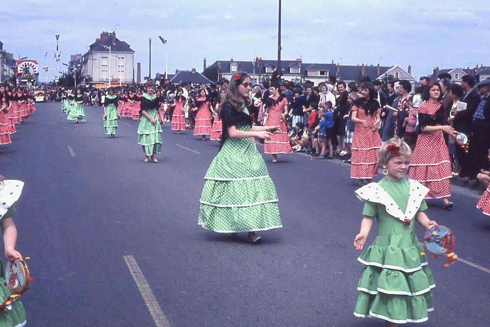 Saumur mémoires de Fêtes - Défilé fleuri 1965.