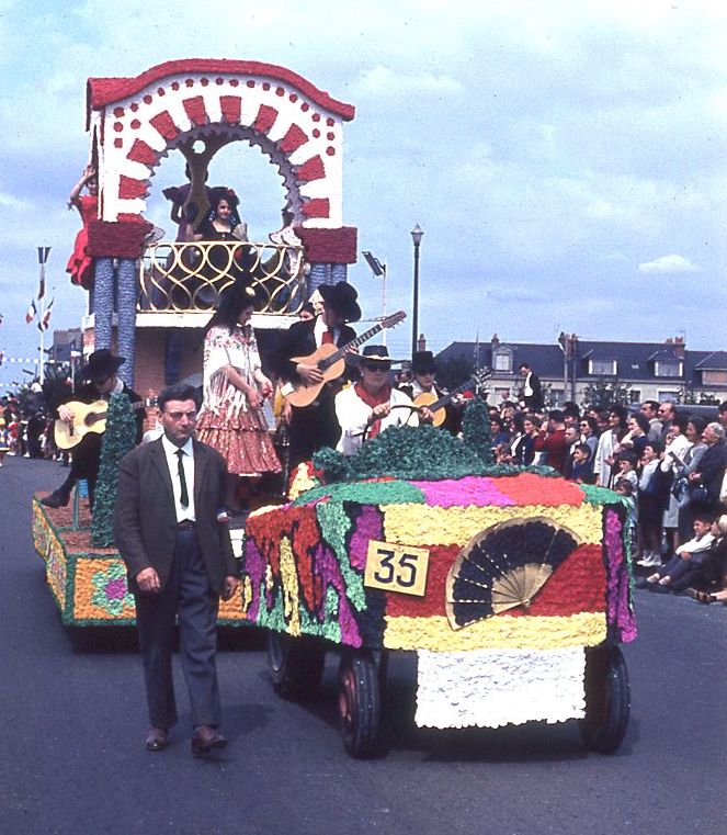 Saumur mémoires de Fêtes - Défilé fleuri 1965.