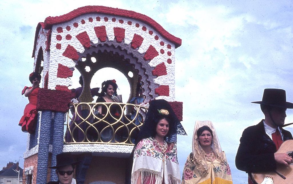 Saumur mémoires de Fêtes - Défilé fleuri 1965.