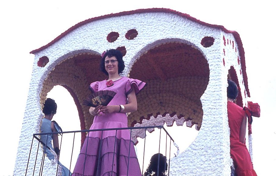 Saumur mémoires de Fêtes - Défilé fleuri 1965.