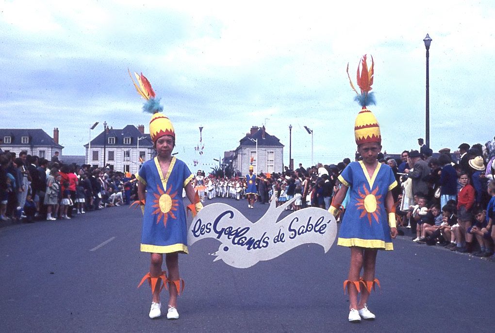 Saumur mémoires de Fêtes - Défilé fleuri 1965.