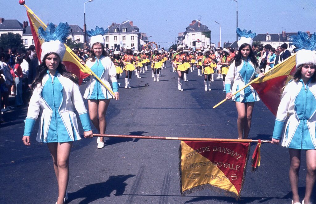 SAUMUR. 25 Juin 1972 Défilé fleuri sur le thème Le Cheval.