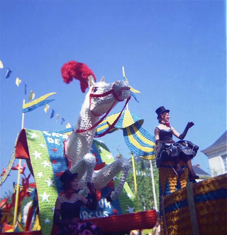 SAUMUR. 25 Juin 1972 Défilé fleuri sur le thème Le Cheval.