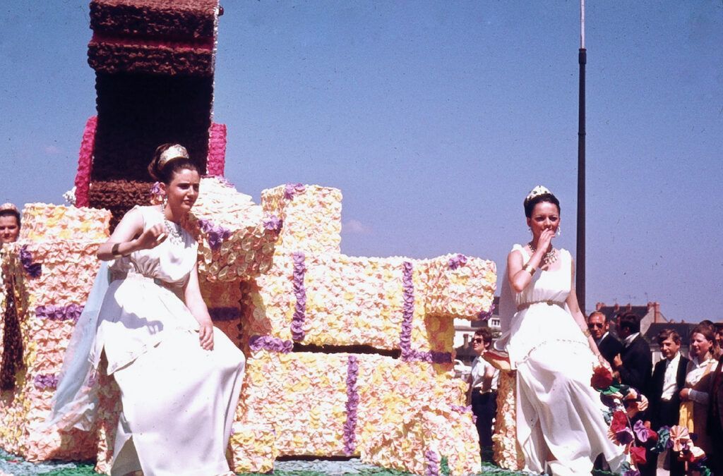 SAUMUR. 25 Juin 1972 Défilé fleuri sur le thème Le Cheval.