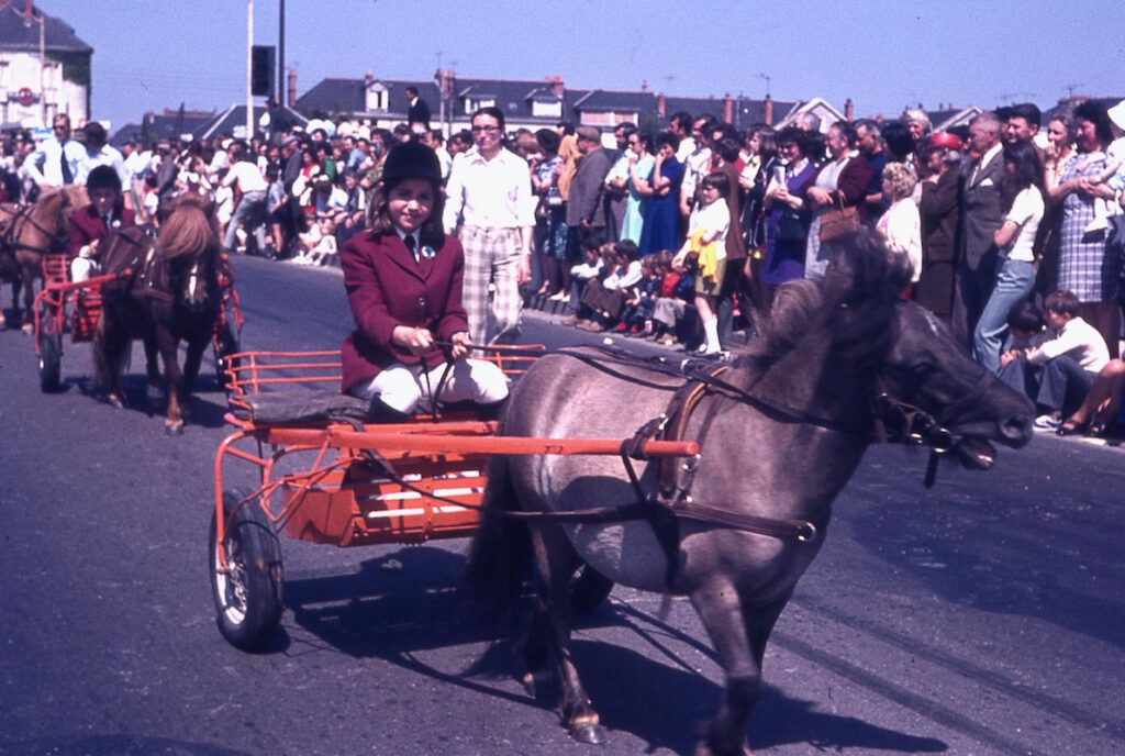 SAUMUR. 25 Juin 1972 Défilé fleuri sur le thème Le Cheval.