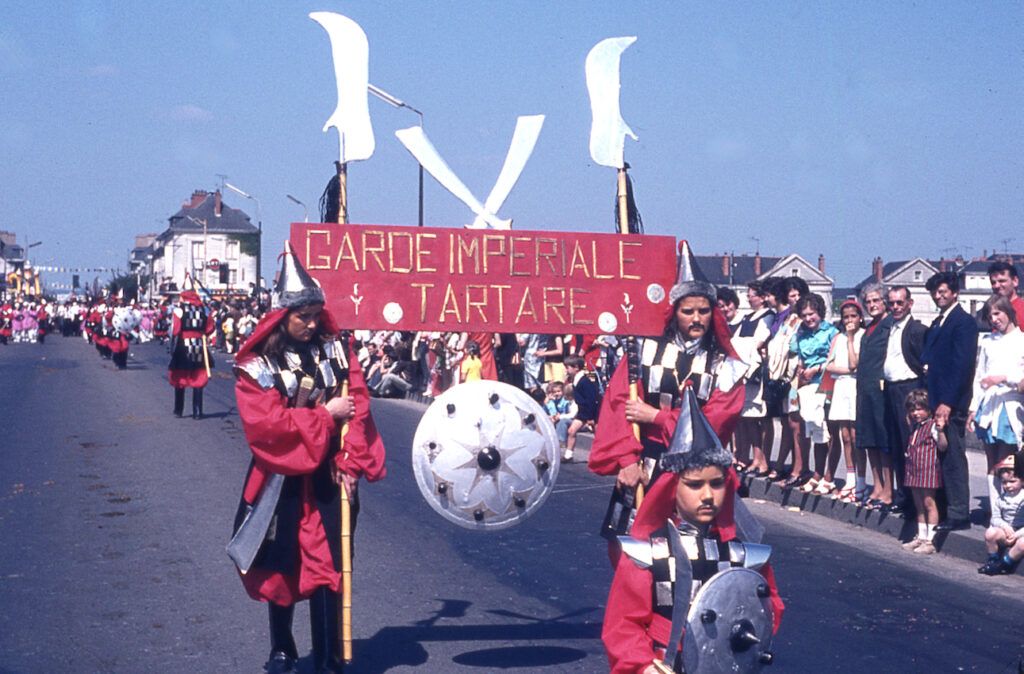 SAUMUR. 25 Juin 1972 Défilé fleuri sur le thème Le Cheval.