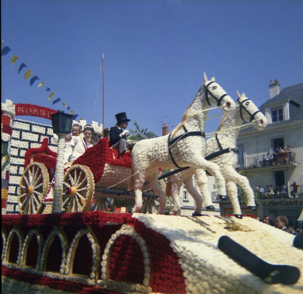 SAUMUR. 25 Juin 1972 Défilé fleuri sur le thème Le Cheval.